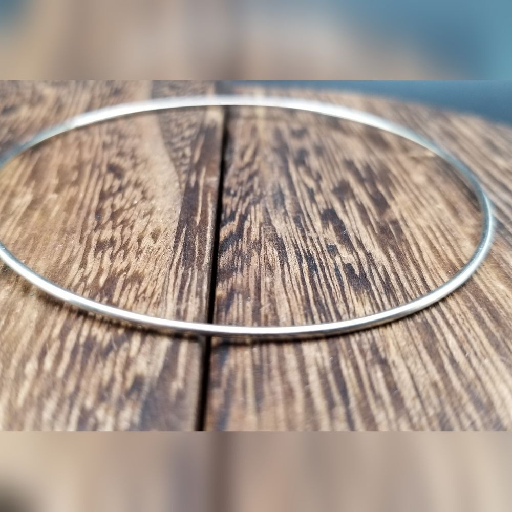 Silver tone rounded bracelet B904